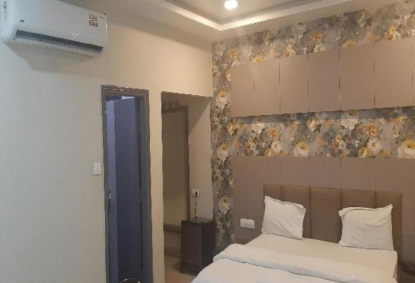 酒店 Oyo 80853 & Lawn By Dhotre