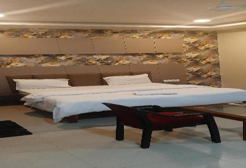 酒店 Oyo 80853 & Lawn By Dhotre