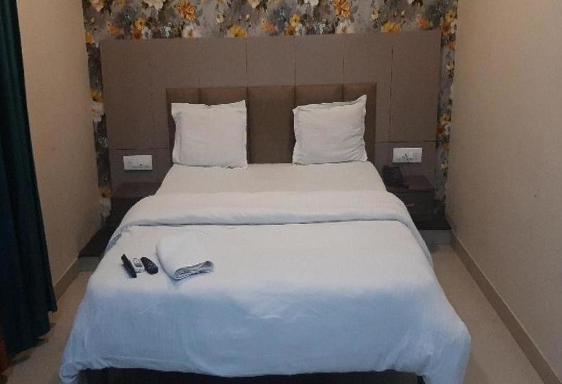 酒店 Oyo 80853 & Lawn By Dhotre