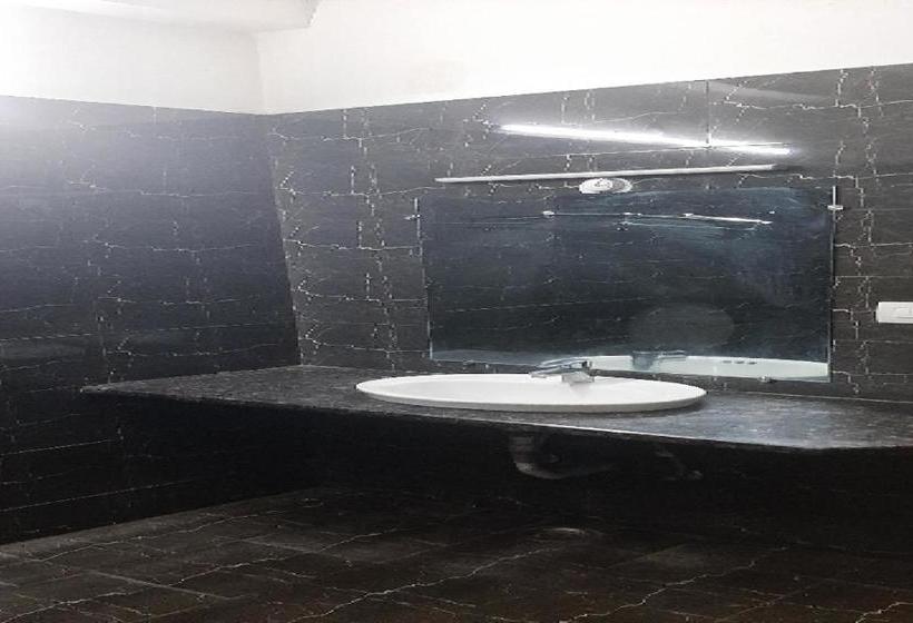 酒店 Oyo 80853 & Lawn By Dhotre