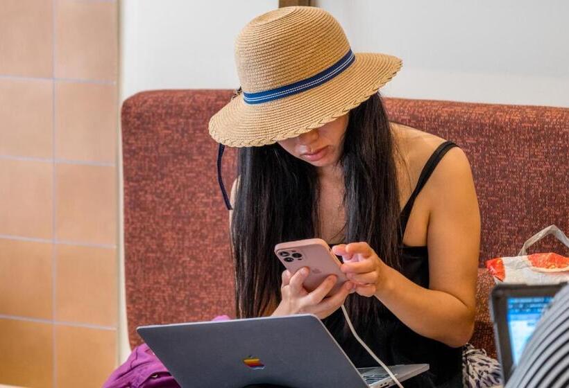 هاستل Latroupe Poblenou Beach