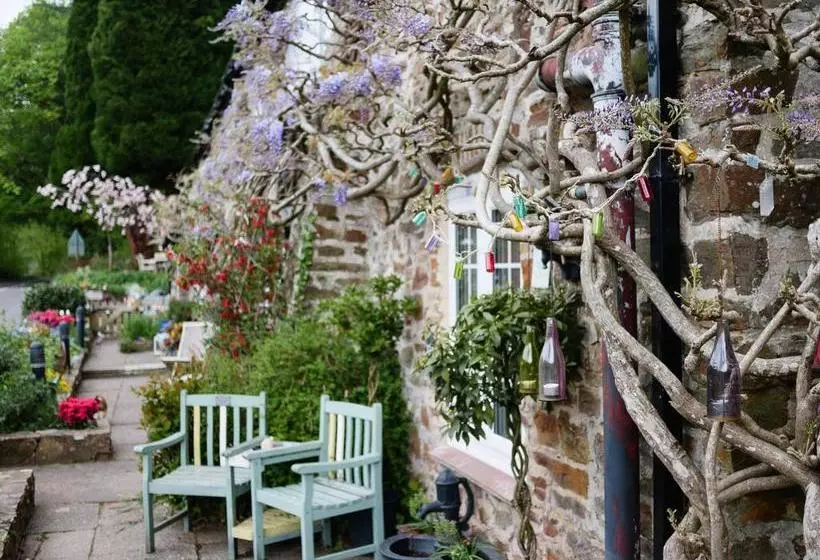 تختخواب و صبحانه The Bark House