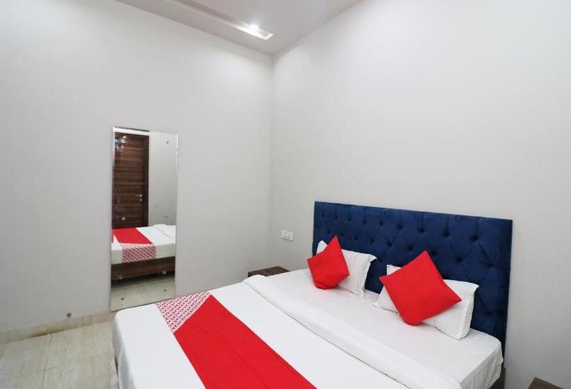 فندق Oyo 38799 Savoy Guest House