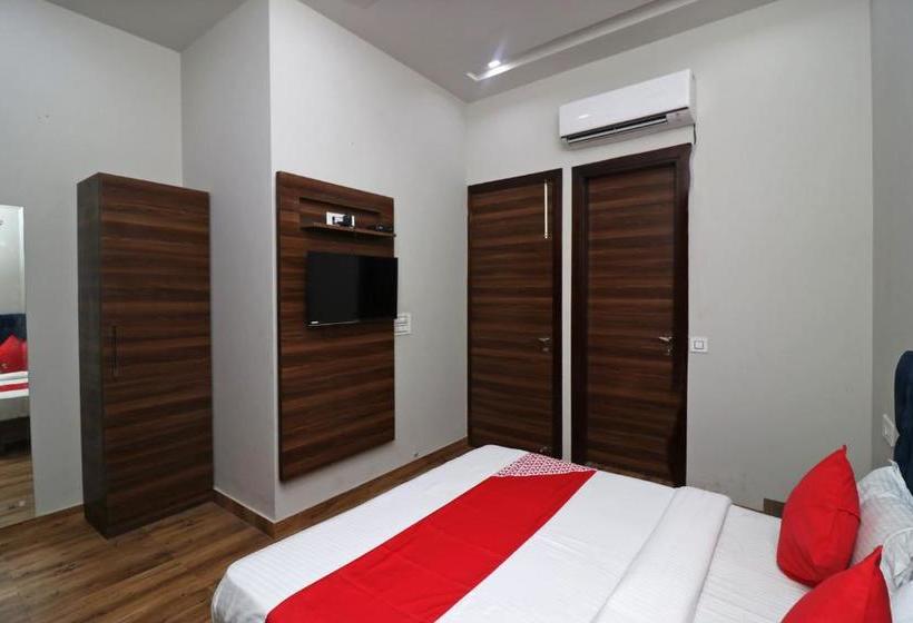 فندق Oyo 38799 Savoy Guest House