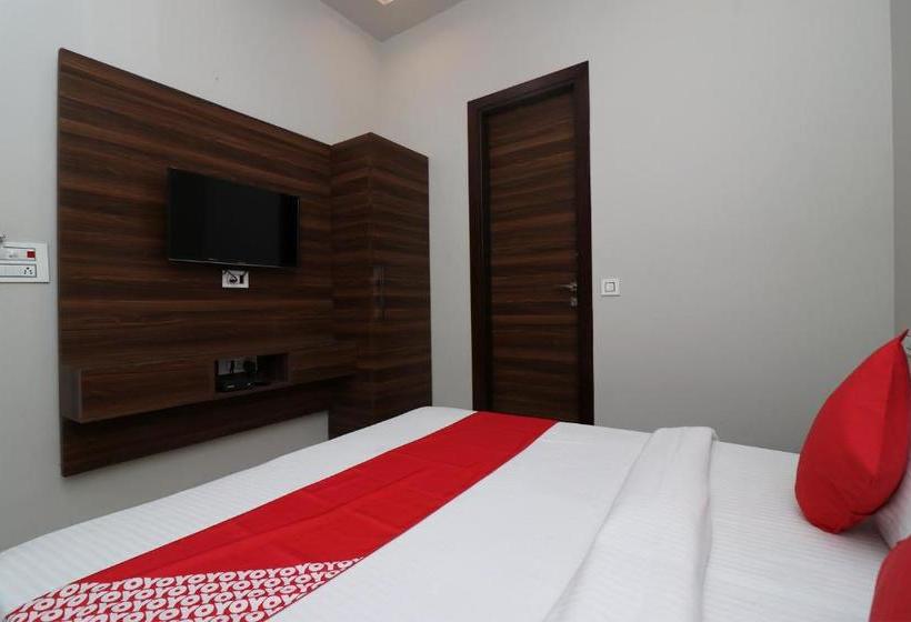 فندق Oyo 38799 Savoy Guest House