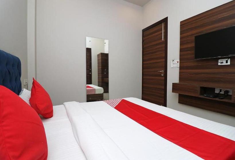 فندق Oyo 38799 Savoy Guest House