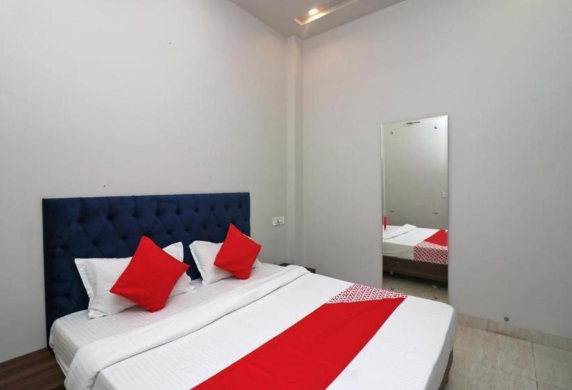 فندق Oyo 38799 Savoy Guest House