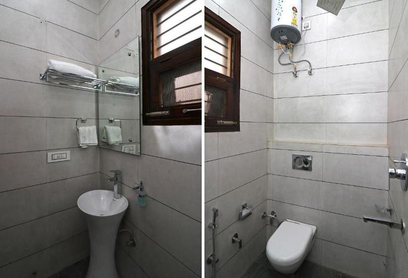 فندق Oyo 38799 Savoy Guest House