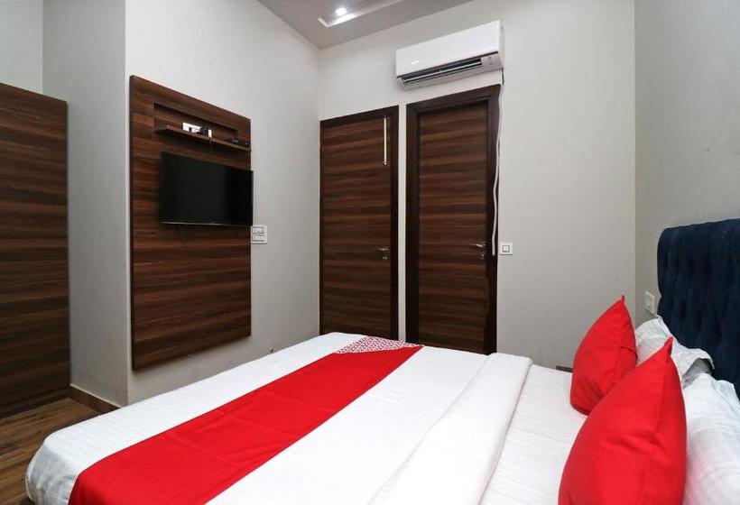 فندق Oyo 38799 Savoy Guest House