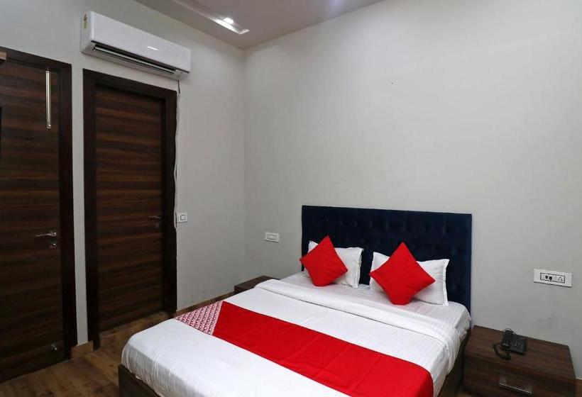 فندق Oyo 38799 Savoy Guest House