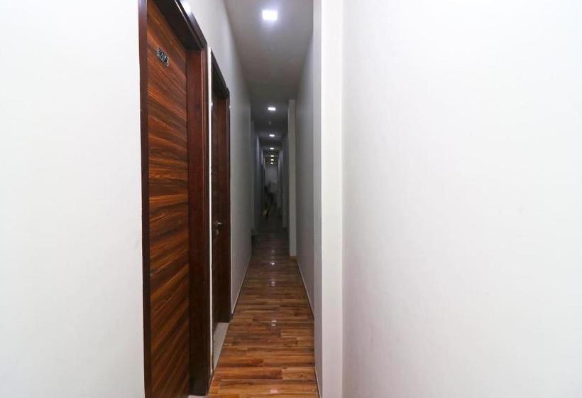 فندق Oyo 38799 Savoy Guest House