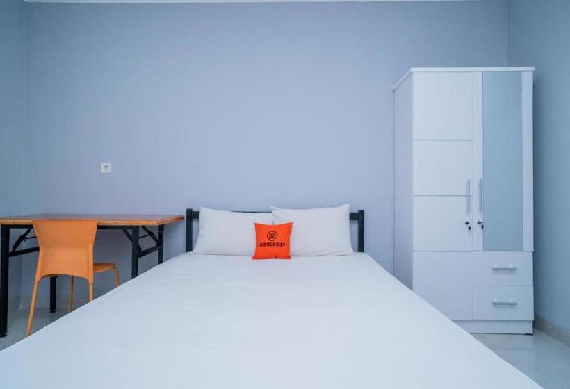 בית מלון כפרי Koolkost Syariah Near Lippo Mall Kemang  Minimum Stay 6 Nights