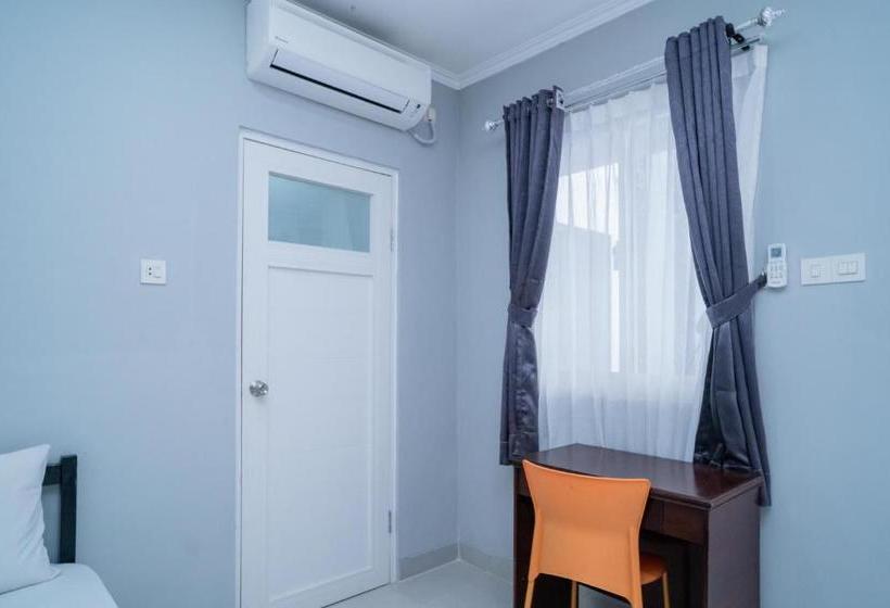 בית מלון כפרי Koolkost Syariah Near Lippo Mall Kemang  Minimum Stay 6 Nights