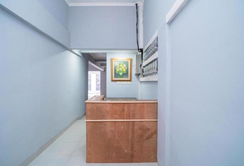 בית מלון כפרי Koolkost Syariah Near Lippo Mall Kemang  Minimum Stay 6 Nights