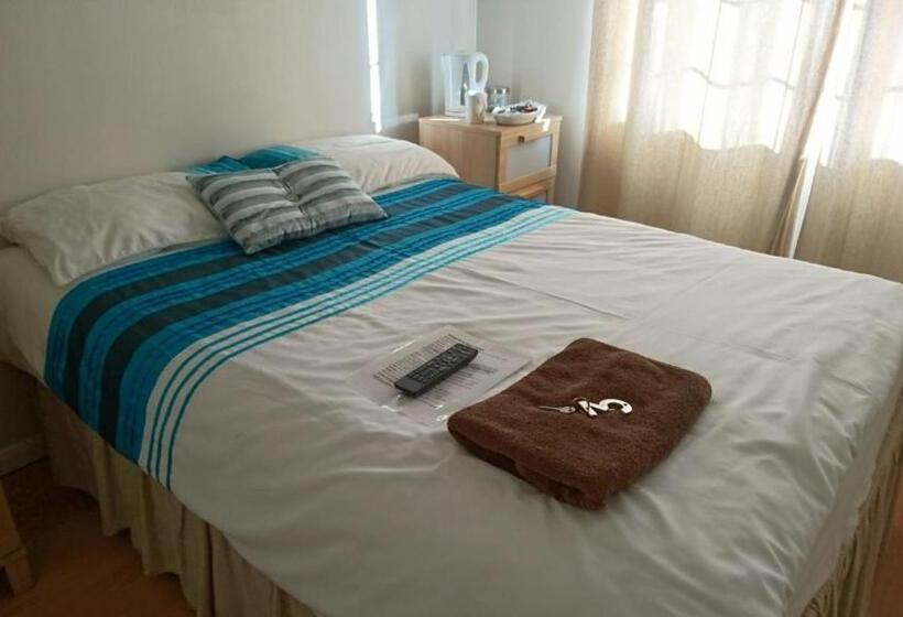 پانسیون Room In Guest Room En Suite Shower Room Double Room With 1 Double Deyr