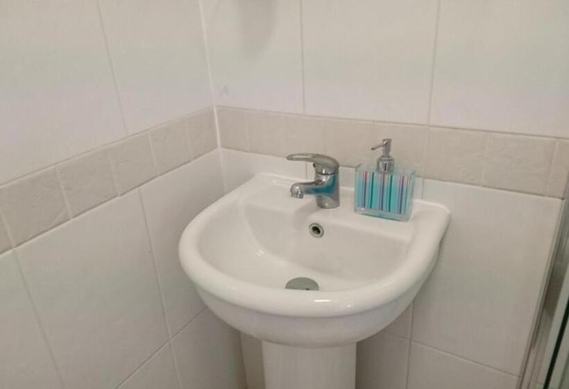 پانسیون Room In Guest Room En Suite Shower Room Double Room With 1 Double Deyr