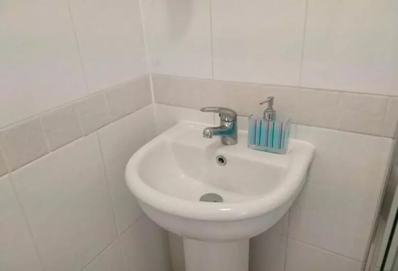 پانسیون Room In Guest Room   En Suite Shower Room Double Room With 1 Double Deyr