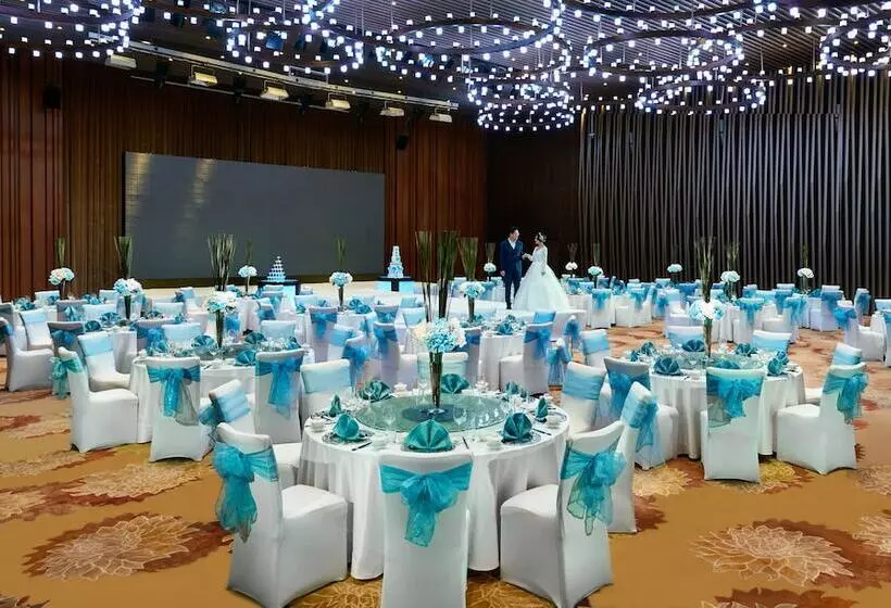 Intercontinental Qingdao, An Ihg Hotel Inside The Olympic Sailing Center