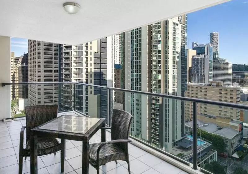 Отель Oaks Brisbane River City Suites