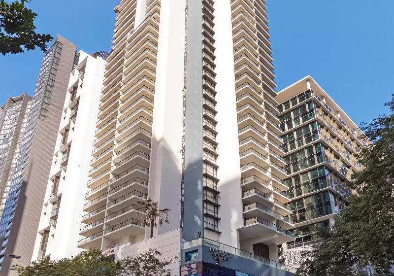 Отель Oaks Brisbane River City Suites