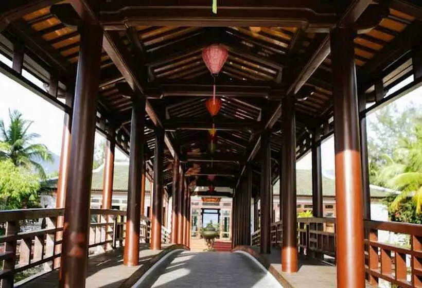 هتل Lang Co Beach Resort
