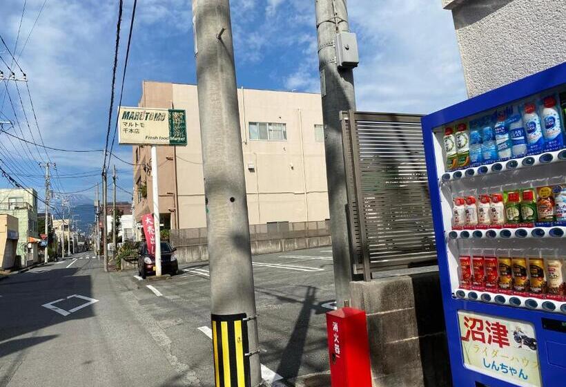 فندق صغير 沼津ライダーハウスしんちゃん