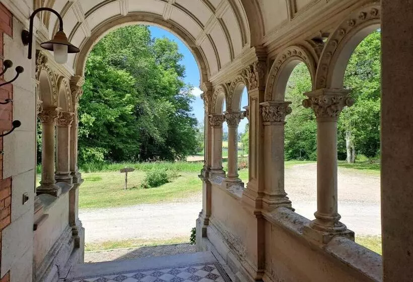 Aamiaismajoitus (B&B) Château De La Redortière