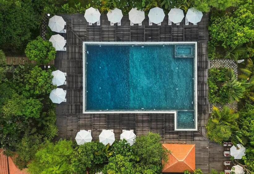 Отель Farmhouse Resort & Spa