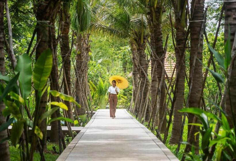 Отель Farmhouse Resort & Spa