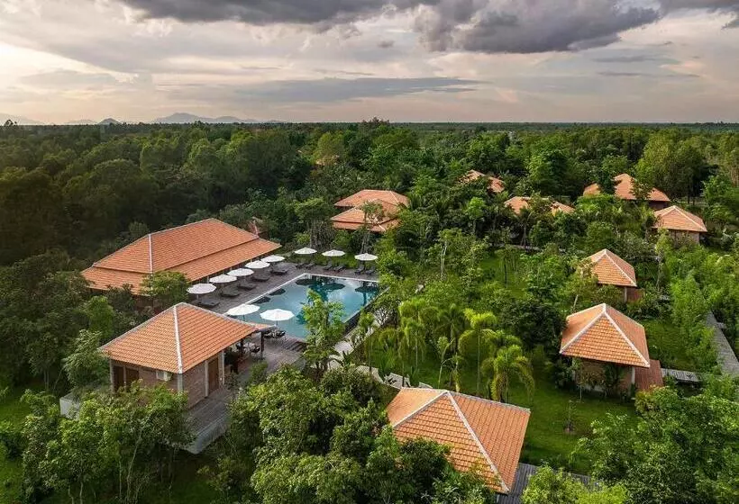 Hotelli Farmhouse Resort & Spa