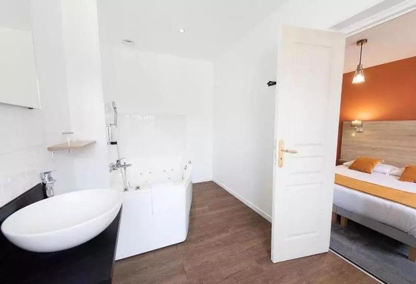 Hotelli Logis   Hostellerie & Restaurant Du Marché