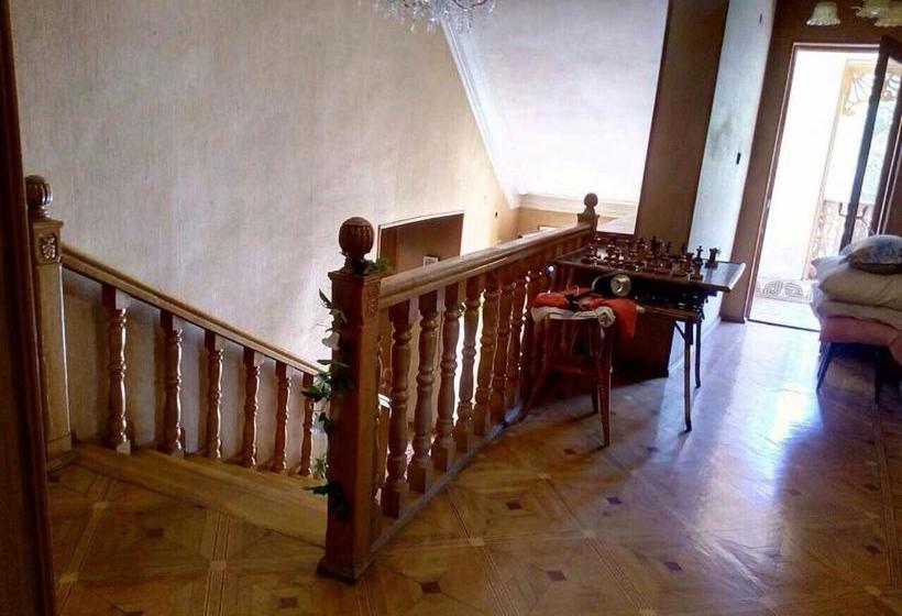 تختخواب و صبحانه Guest House Raisa