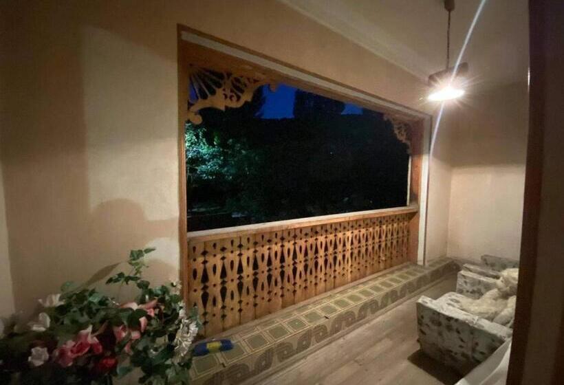 تختخواب و صبحانه Guest House Raisa