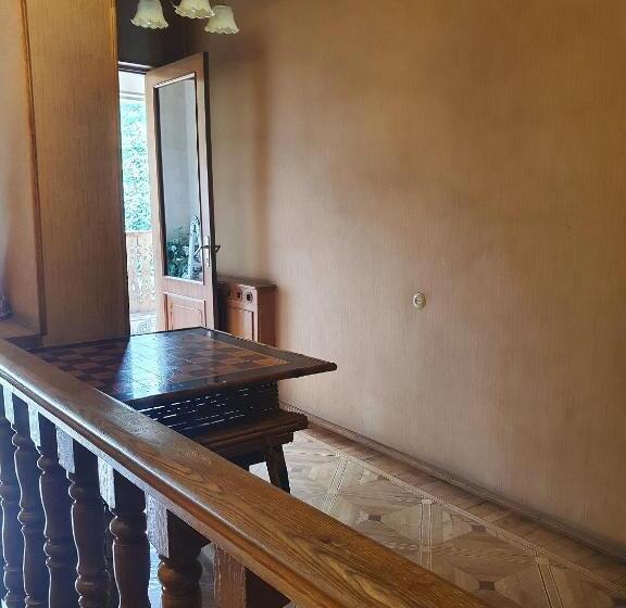 تختخواب و صبحانه Guest House Raisa