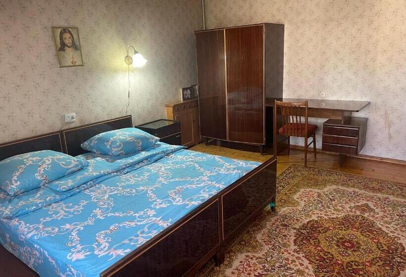 تختخواب و صبحانه Guest House Raisa