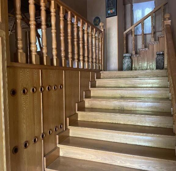 تختخواب و صبحانه Guest House Raisa