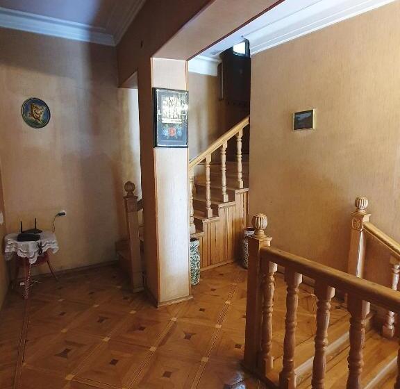 تختخواب و صبحانه Guest House Raisa