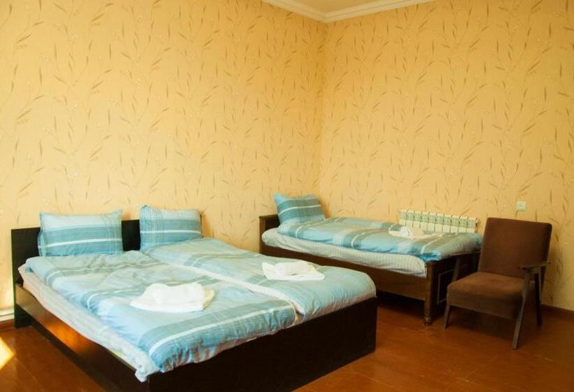 Pensió Azhdahak B&b In Geghashen , Abovyan