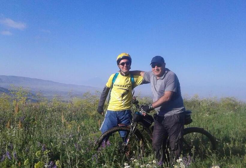 Pensió Azhdahak B&b In Geghashen , Abovyan