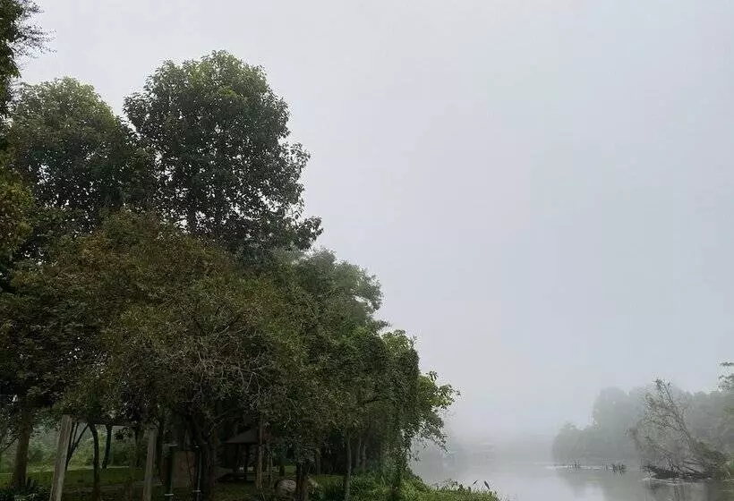 호텔 Comsaed River Kwai Resort