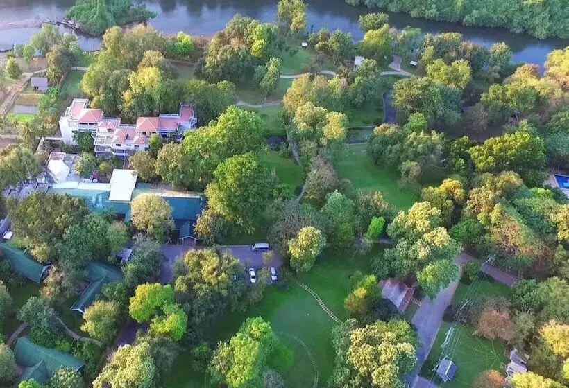 호텔 Comsaed River Kwai Resort