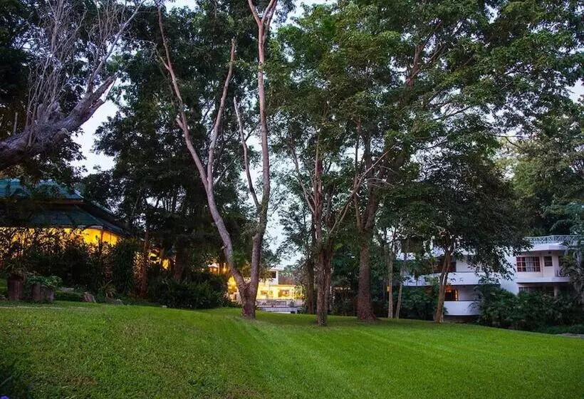 호텔 Comsaed River Kwai Resort