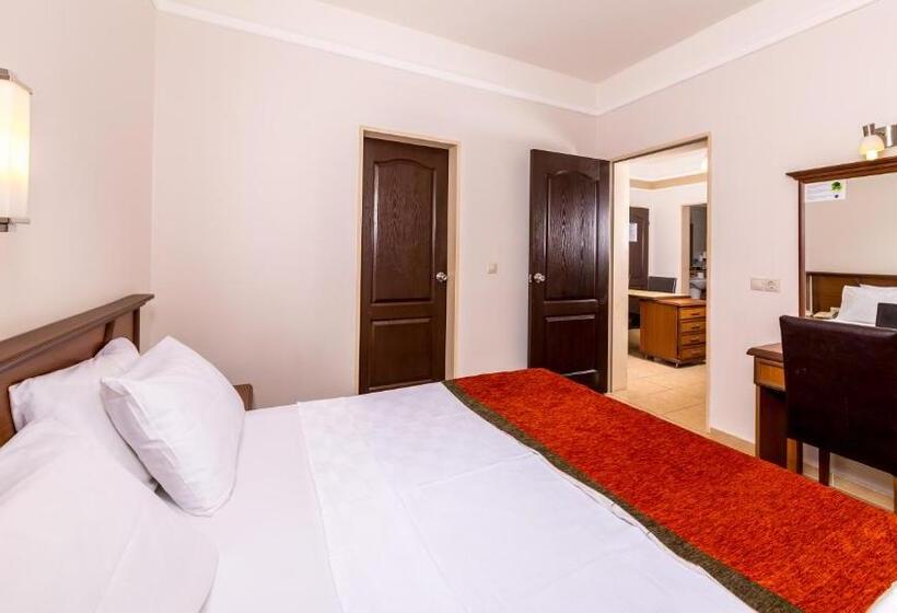 فندق Julian Forest Suites