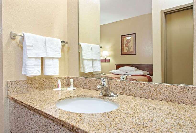 فندق Super 8 By Wyndham St. Louis Airport