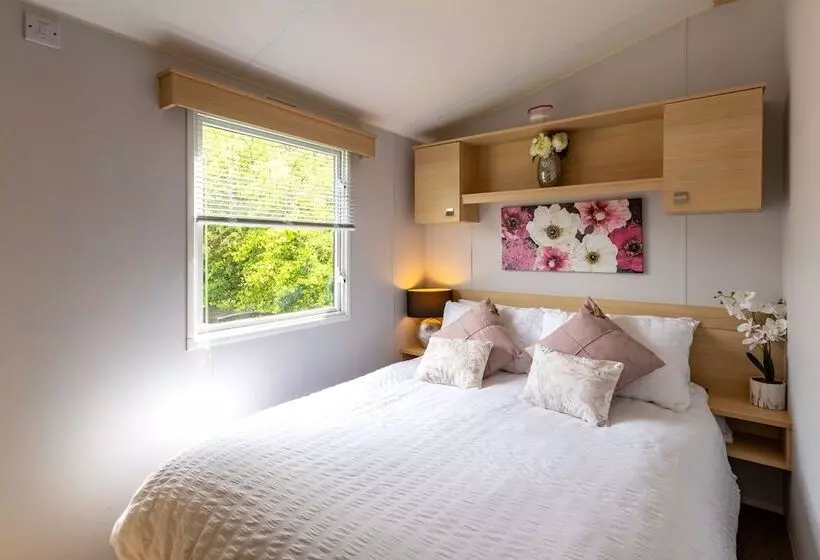 Inside No. 9 Retreat