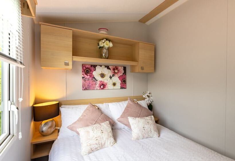 Inside No. 9 Retreat