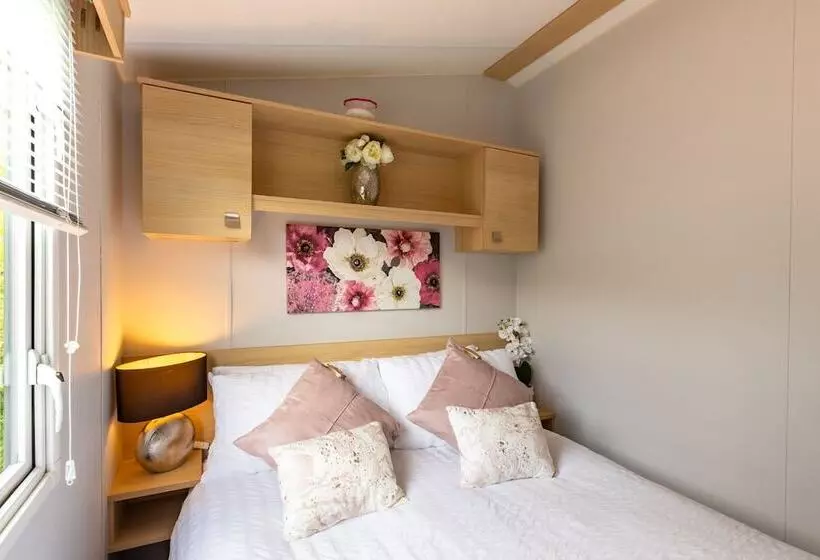 Inside No. 9 Retreat