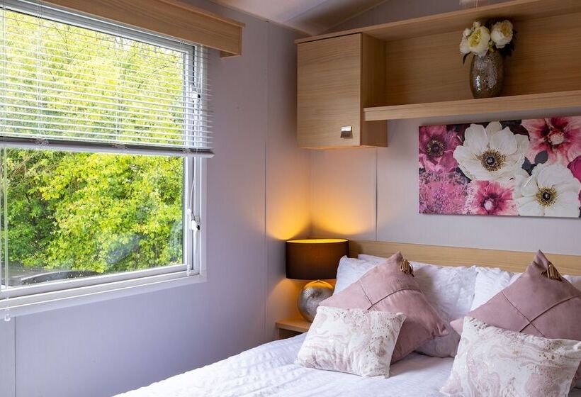 Inside No. 9 Retreat