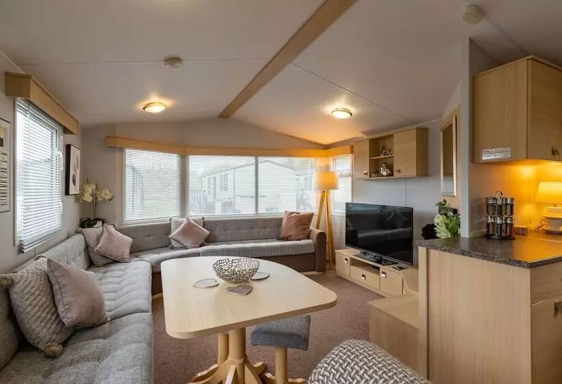 Inside No. 9 Retreat