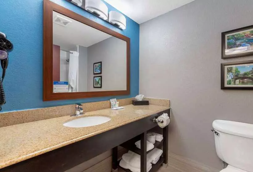 ホテル Comfort Inn & Suites Near Medical Center
